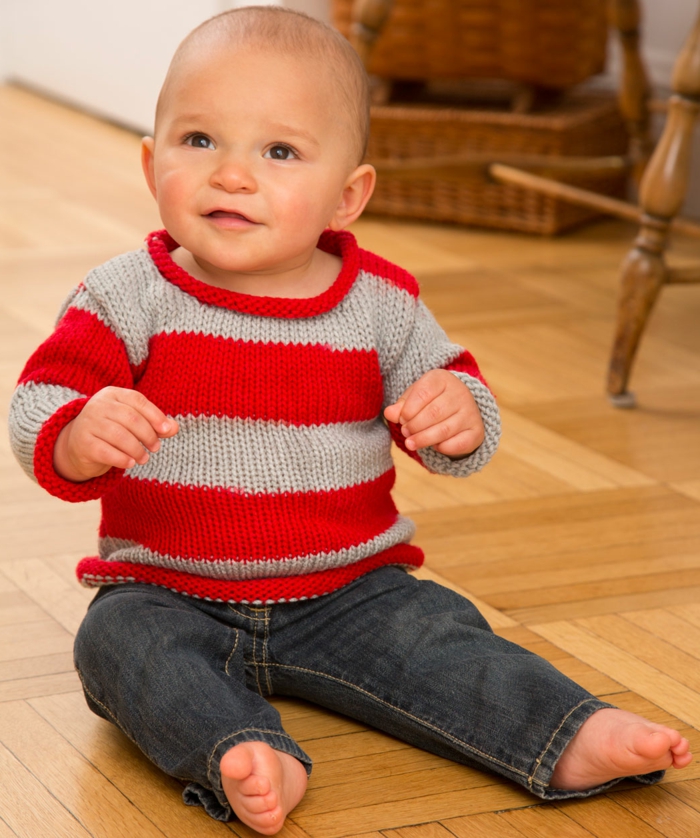 Baby-Pullover-stricken-rot-grau-und-jeans