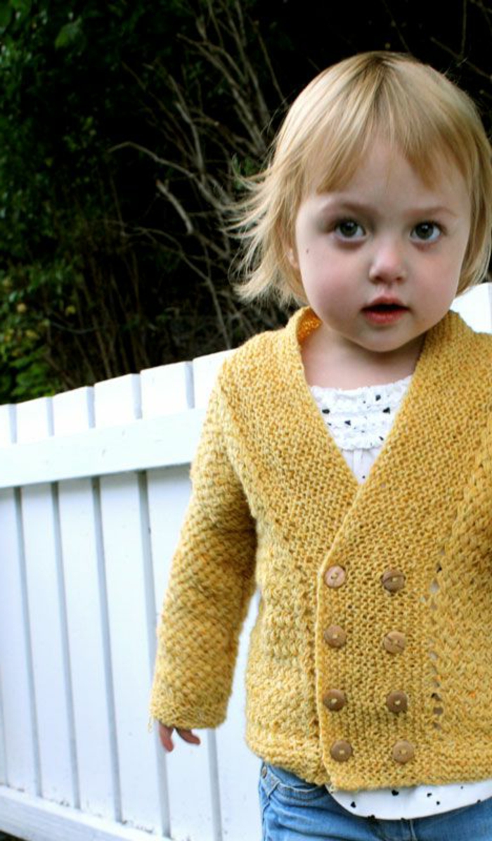 Baby-Pullover-stricken-weiss-wolle-blond-gelb