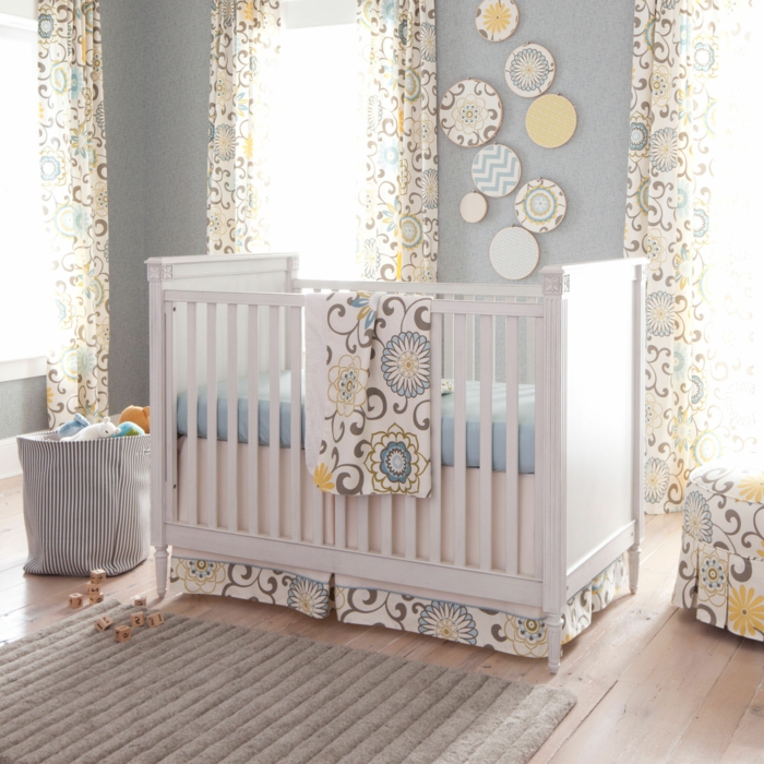 Babyzimmer-Gardinen-Bettäsche-gleiche-florale-Motive