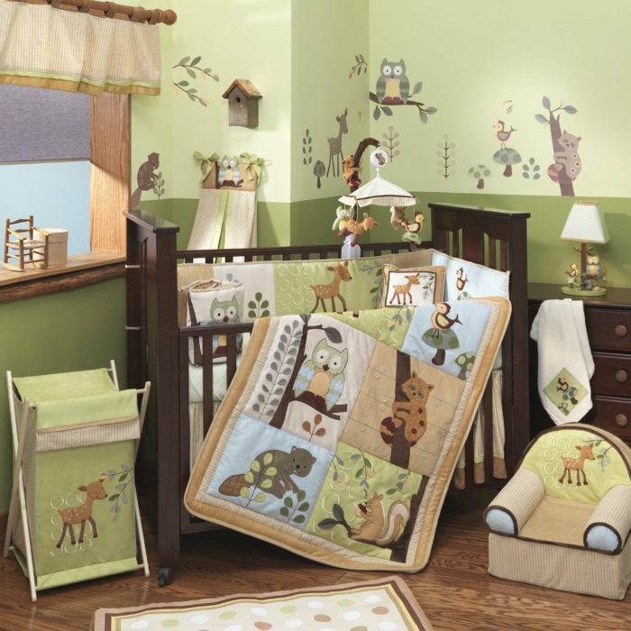 Babyzimmer-für-Jungen-grüne-Wände-babybettwäsche-Waldtiere-Motive