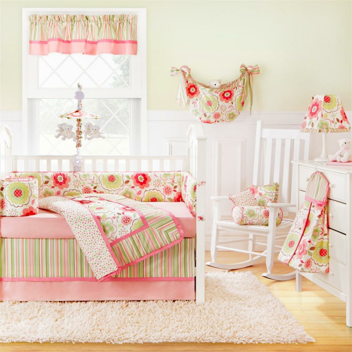 Babyzimmer-für-Mädchen-Designer-Einrichtung-Blumen-Motive
