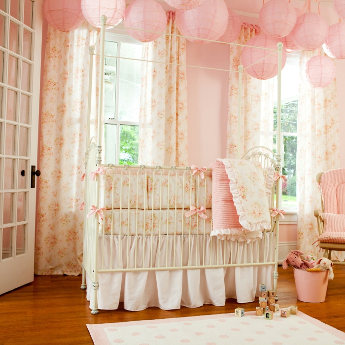 Babyzimmer-für-Mädchen-rosa-Gestaltung-bettwäsche-schöne-Dekoration-Papierleuchten