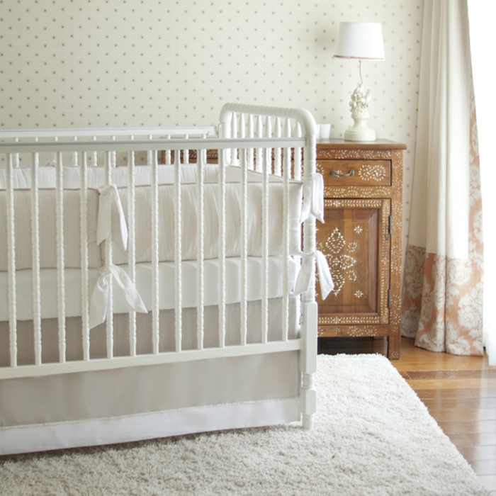 Babyzimmer-weiße-Möbel-flaumiger-Teppich-weiß-vintage-Kommode
