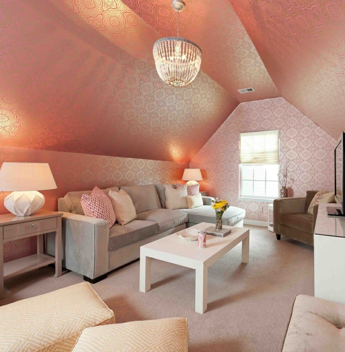Dachzimmer-glänzende-vintage-Tapeten-Pastellfarbe-effeltvoller-Kronleuchter