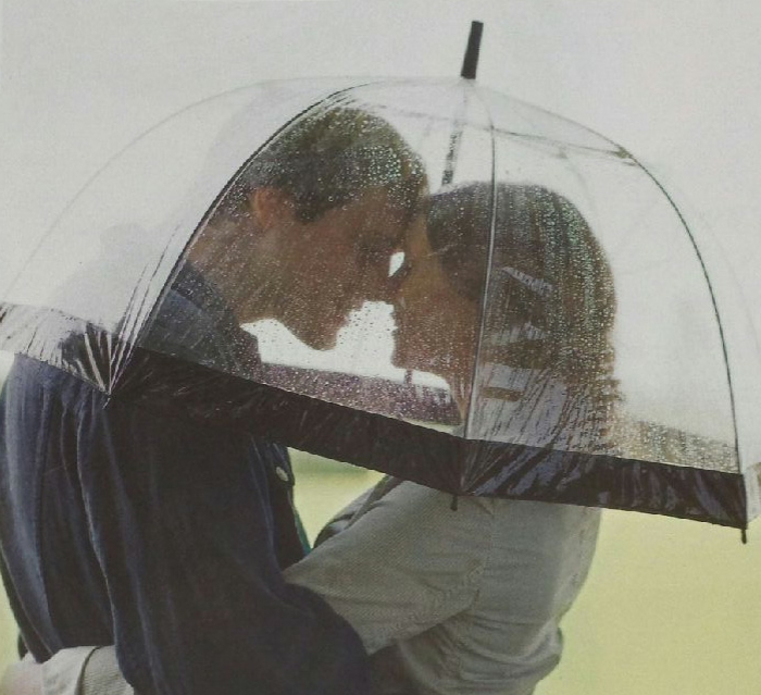 Durchsichtiger-Regenschirm-mann-und-frau-romantisch