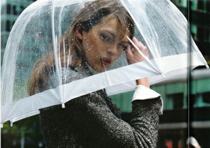 Durchsichtiger-Regenschirm-mit-weiß-kanten
