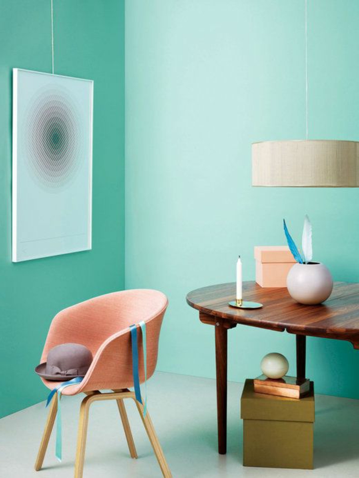 Esszimmer-kreatives-Interieur-Wände-Minze-Farbe-Loungesessel-Korallen.Farbe-Hut-hölzernes-Esstisch-klassisches-Design