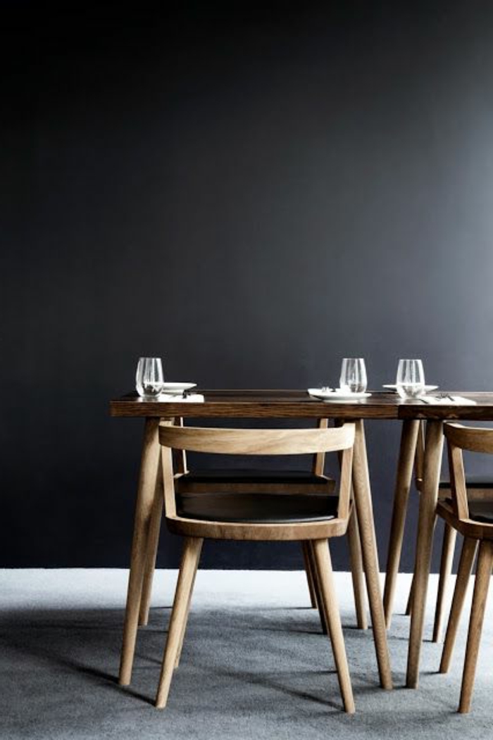 Esszimmer-minimalistische-Einrichtung-hölzerner-Esstisch-passende-Sessel