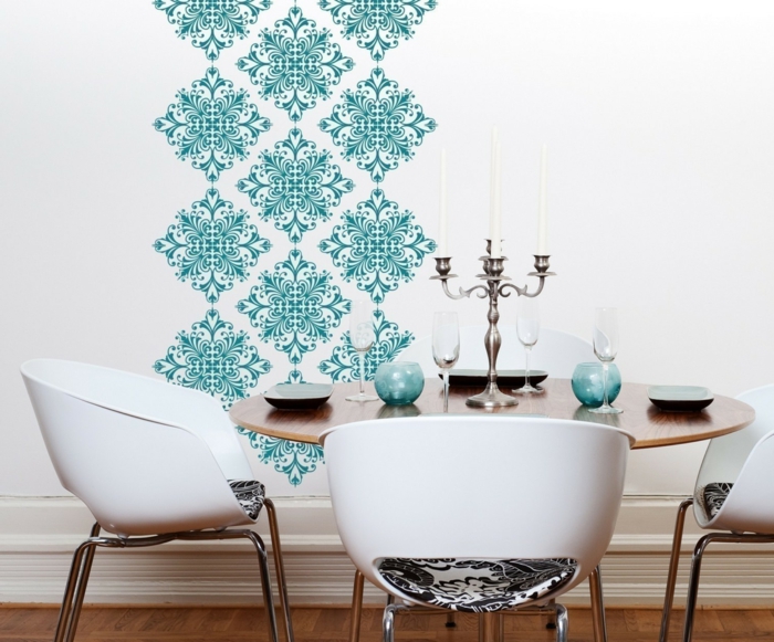 Esszimmer-vintage-Tapete-schöne-Ornamente-türkis-Farbe-Designer-Stühle