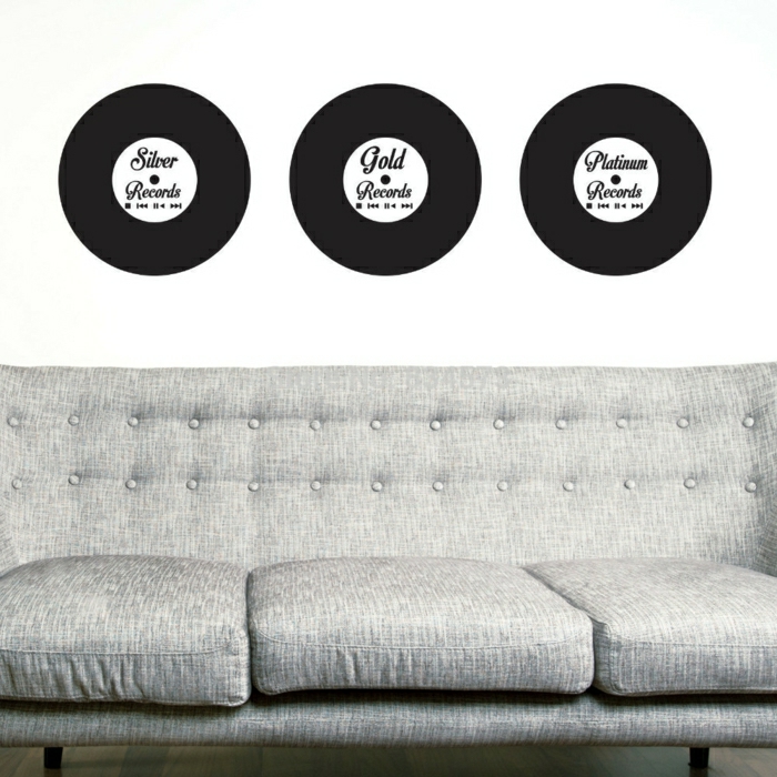 Grammophonplatten-Wandtattoos-weiße-Wand-Kontrast-graues-Sofa