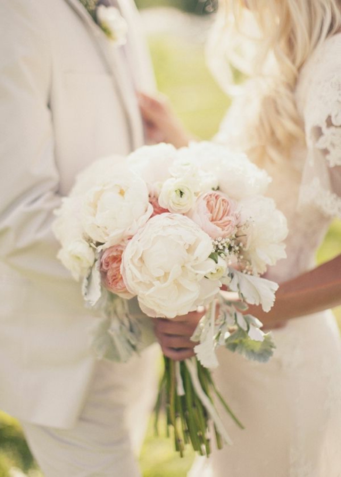 Hochzeit-Brautpaar-Brautstrauß-weiße-rosa-Pfingstrosen
