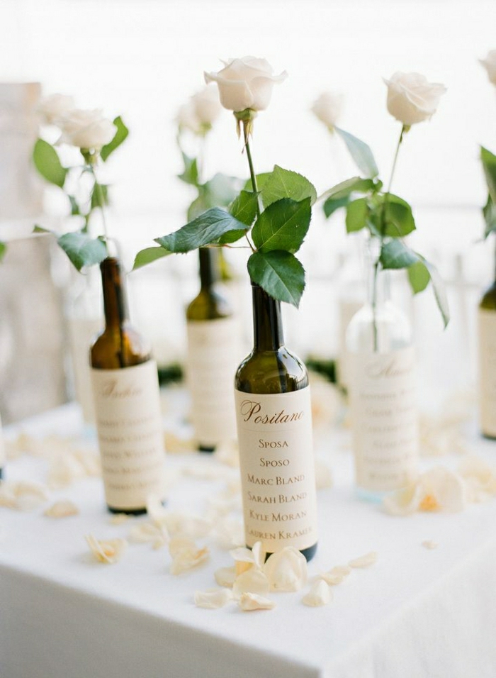 Hochzeit-Tischdekoration-weiße-Rosen-personalisierte-Flaschenetiketten-Weinflaschen
