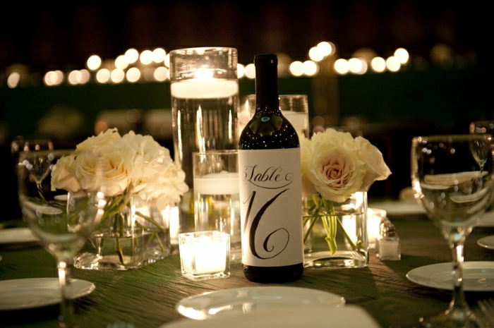 Hochzeit-Tischdekoration-wunderschöne-Gestaltung-Weinflaschen-personalisierte-Flaschenetiketten
