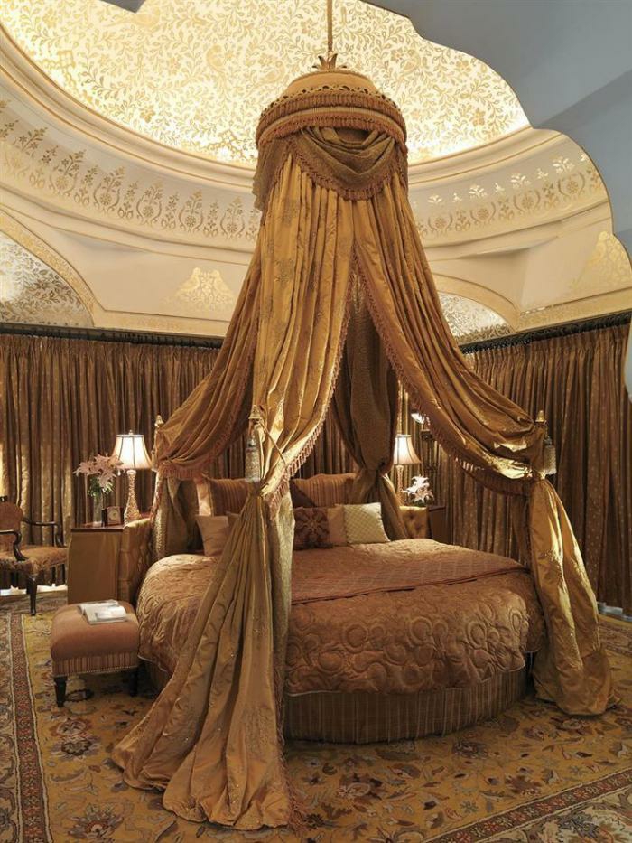 Indien-Rundreise-Indian-Palast-Zimmer-Bett-in-einem Luxus-Hotel