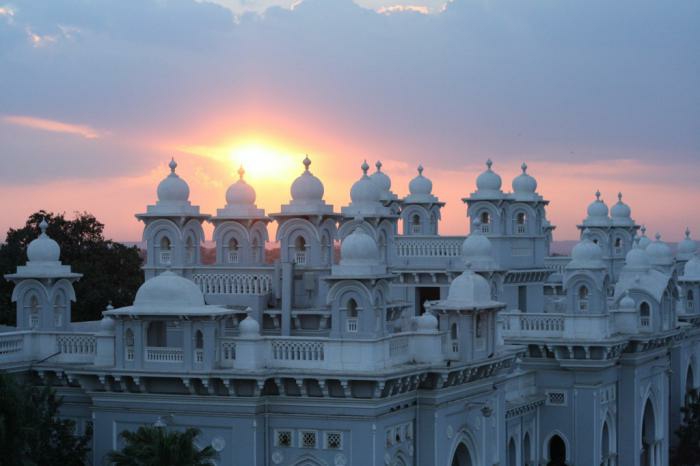 Indien-Rundreise-weiß-palast-und-sonnenuntergang