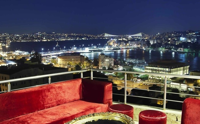 Istanbul-Sehenswürdigkeiten-Balkon-Blick-in-der-nacht