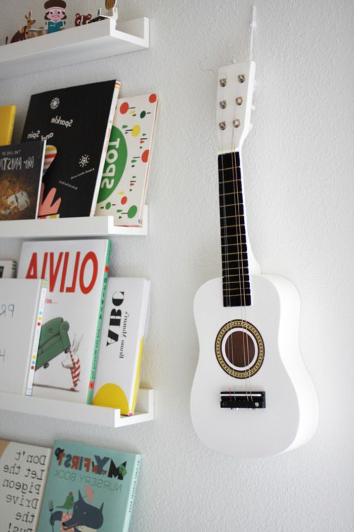 Kinderzimmer-Bücherregale-Wanddekoration-kleine-weiße-Gitarre
