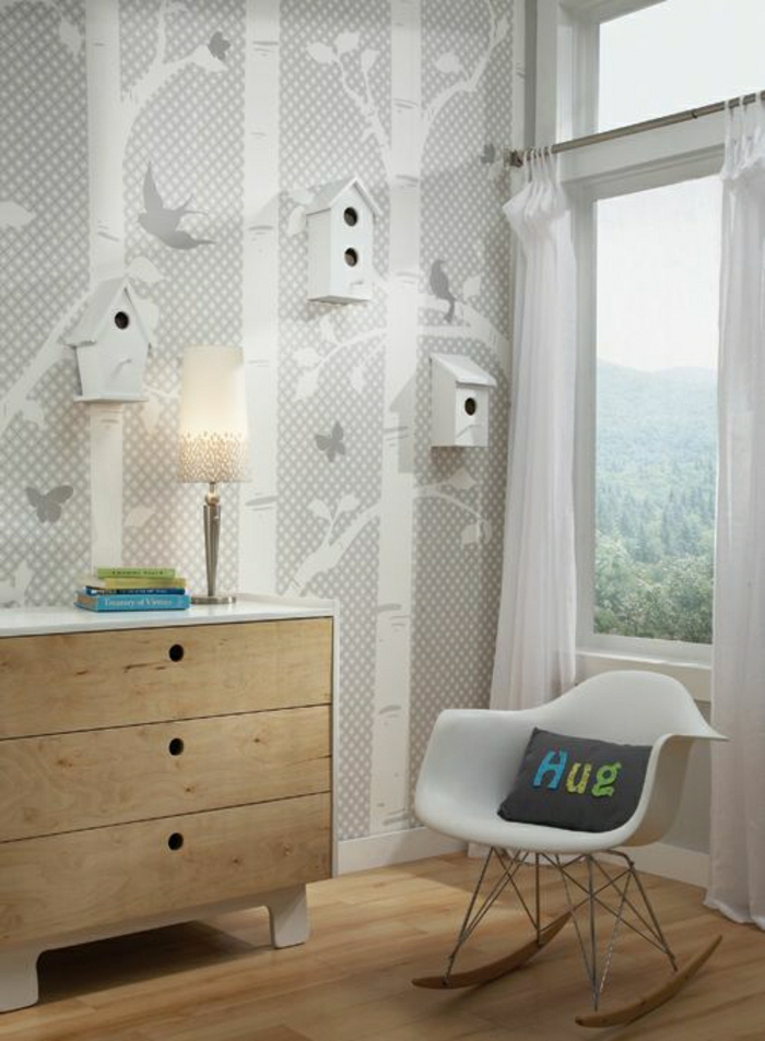 Kinderzimmer-Interieur-kreative-Wandgestaltung-weiße-dekorative-vogelhäuschen