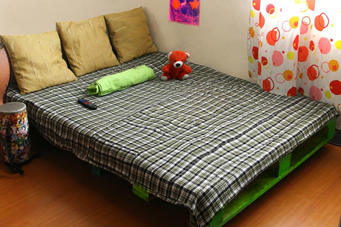 Kinderzimmer-bunte-Gestaltung-europaletten-bett-selber-bauen-grüne-Farbe