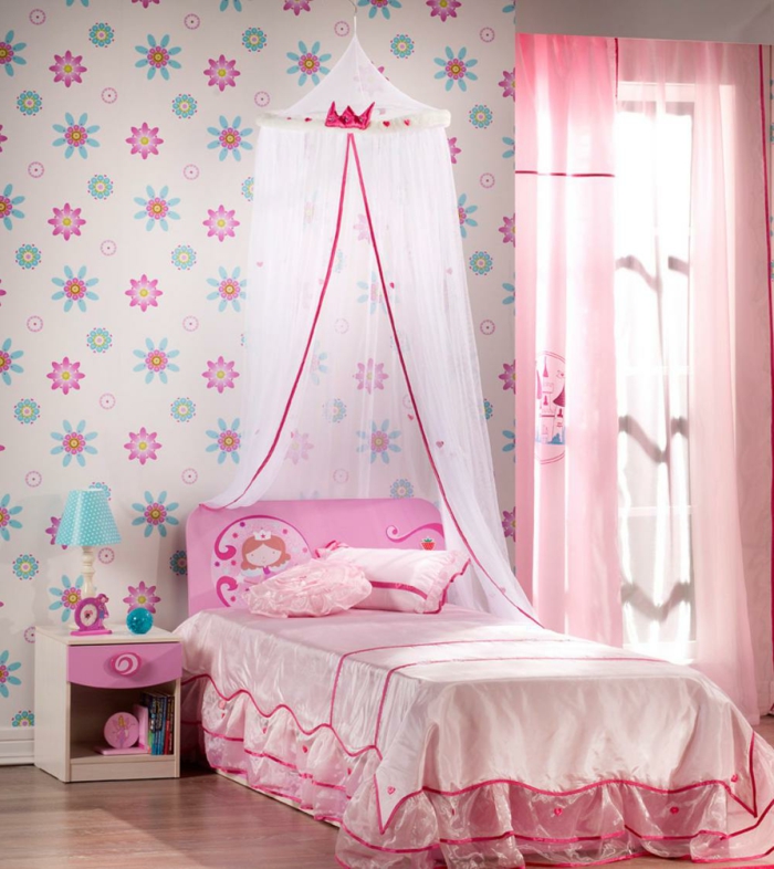 Kinderzimmer-für-Mädchen-rosa-Gestaltung-Bett-mit-Baldachin-retro-tapete