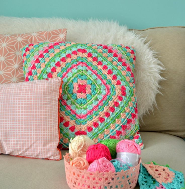 Kissen-stricken-DIY-Idee-handgemachte-Crochet-Modelle-in-süßen-Farben
