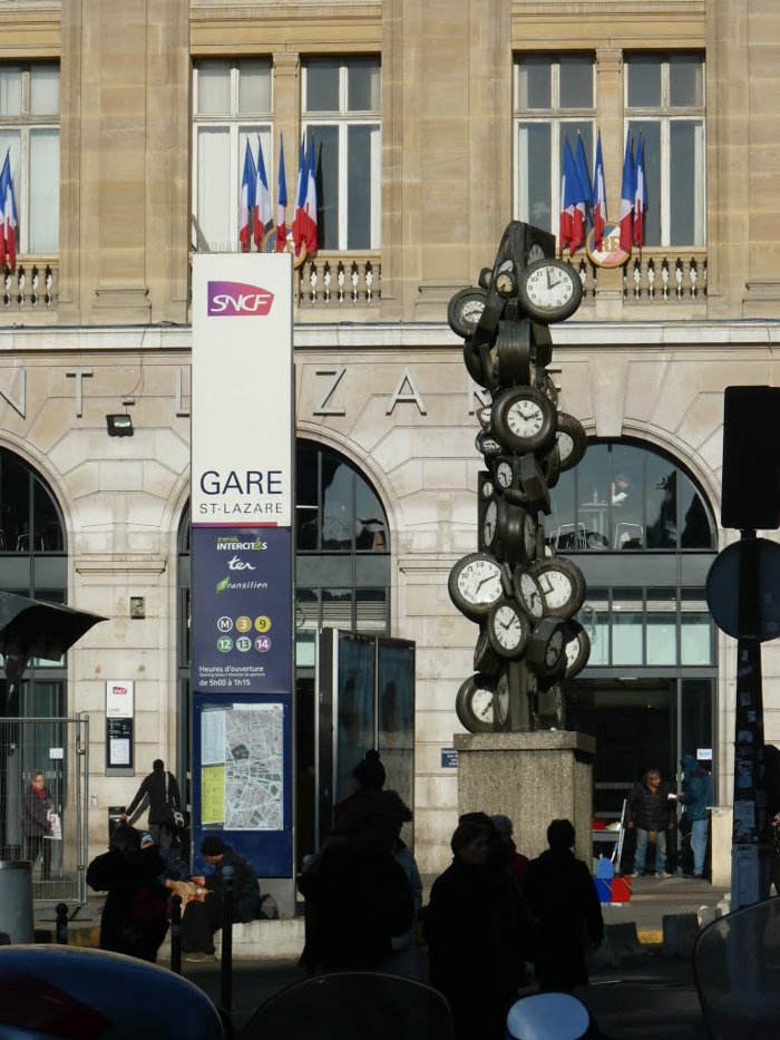 Kopfbahnhöfe-Bahnhof-Saint-Lazare-in der Nähe-der-großen Kaufhäuser