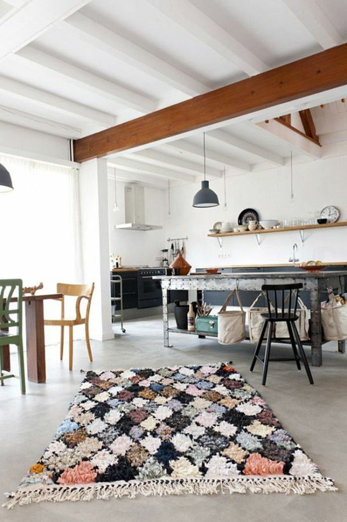 Küche-Esszimmer-industrieller-Einrichtungsstil-bunter-Teppich
