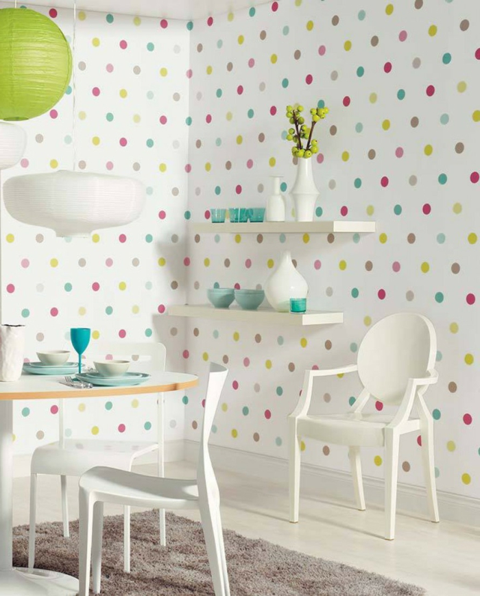 Küche-Esszimmer-weiße-Möbel-kokette-Gestaltung-Geschirr-Vase-lustige-Tapeten