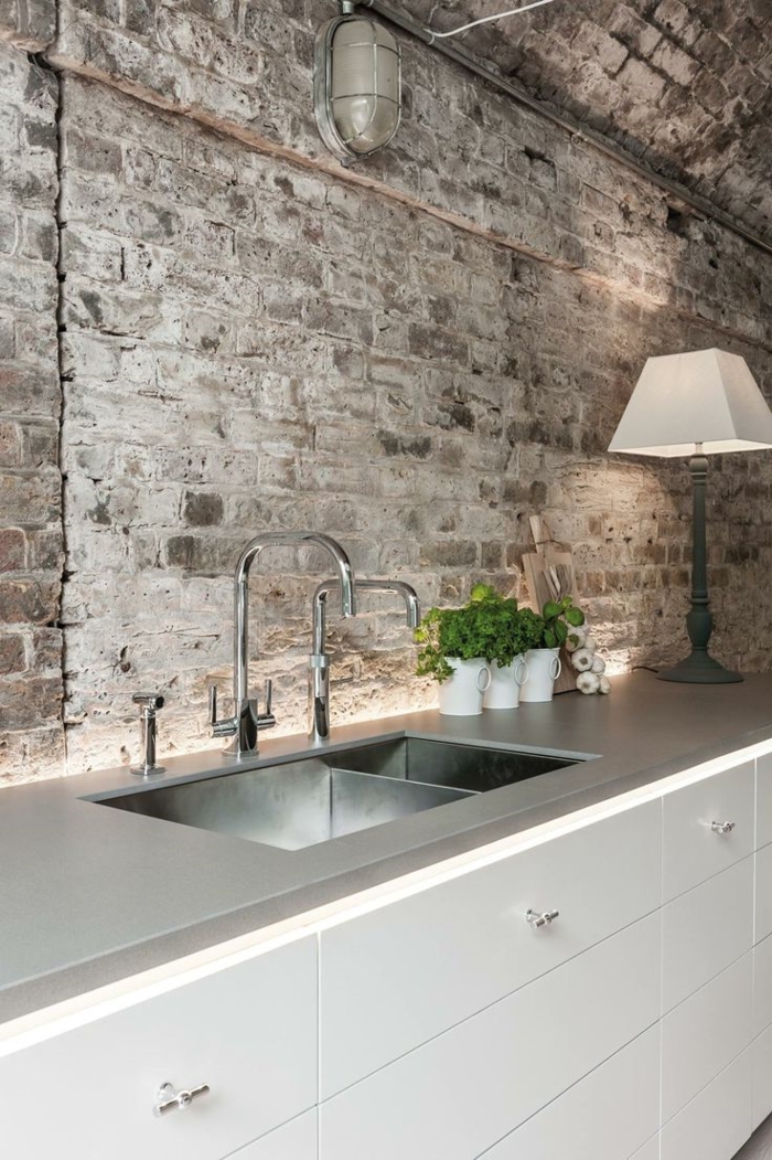 Küche-modernes-Interieur-Ziegelwände-Designer-Lampe-weiß
