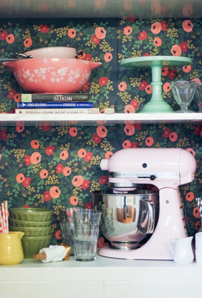 Küchen-Accessoires-Geschirr-vintage-Tapeten-florale-Motive