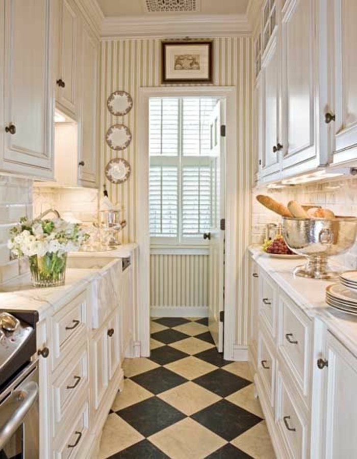Küchen-Interieur-moderne-Einrichtung-weiße-Möbel-stilvolle-Tapeten-an-Streifen