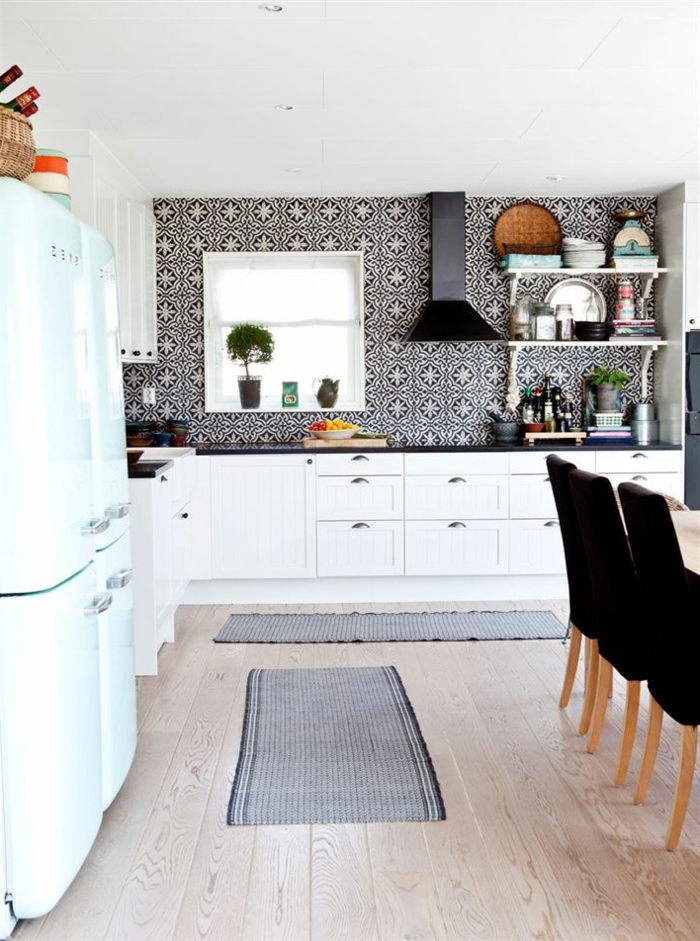 Küchen-Interieur-schwarz-weiße-Gestaltung-coole-Tapeten