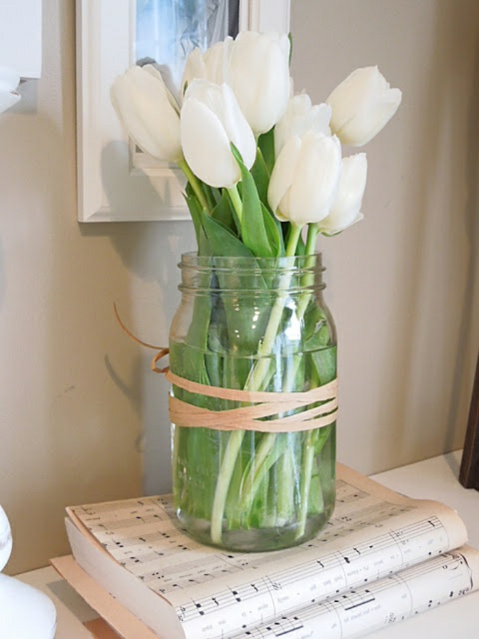 Landhaus-Deko-Einmachglas-Vase-Schnur-weiße-Tulpen-Notenblätter