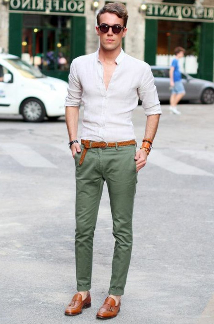 Mann-elegante-Kleidung-grüne-Hosen-elegante-Hipster-Brille