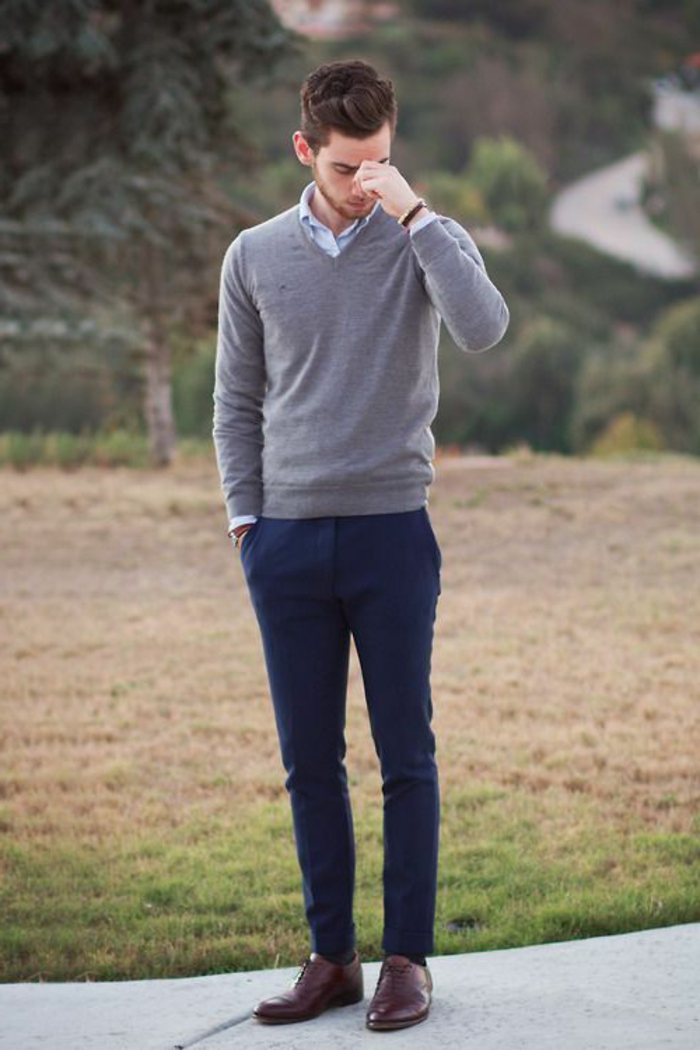 Mode-für-Jugendliche-grauer-Pullover-V-Ausschnitt-blaue-Hosen-braune-Schuhe