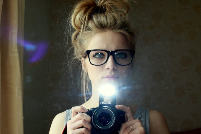 Mädchen-Camera-nerd-brille-hipster-style
