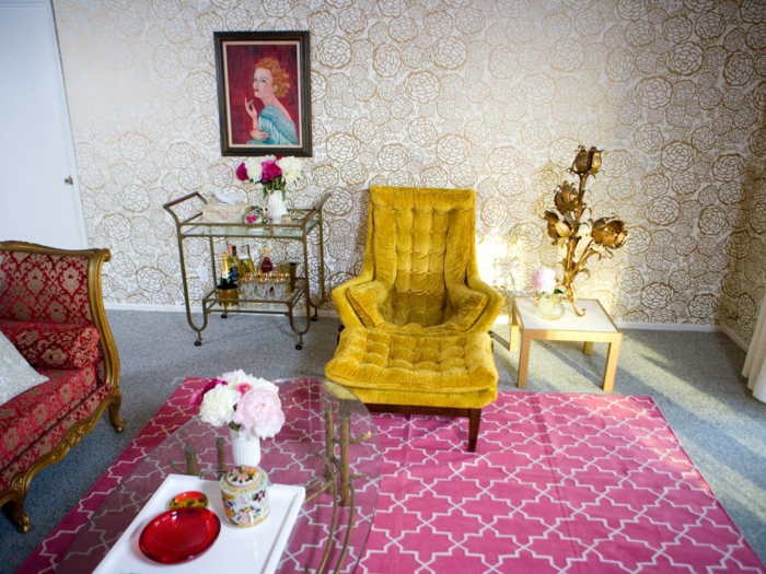 Möbel-feines-Design-schöner-Teppich-gläserner-Kaffeetisch-künstliche-goldene-dekorative-Blumen-retro-tapete