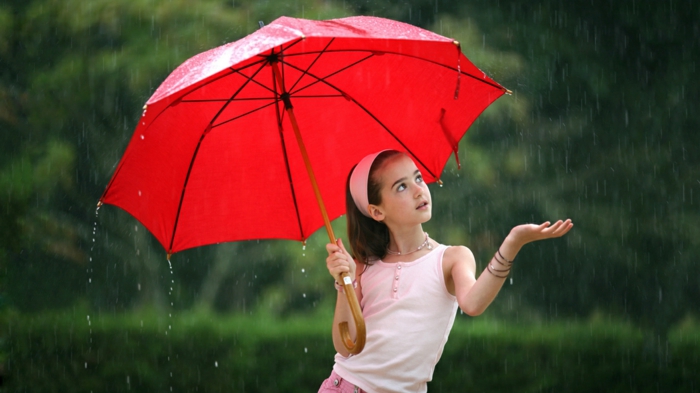 Regen-Mädchen-mit-rotem-kinder-regenschirm