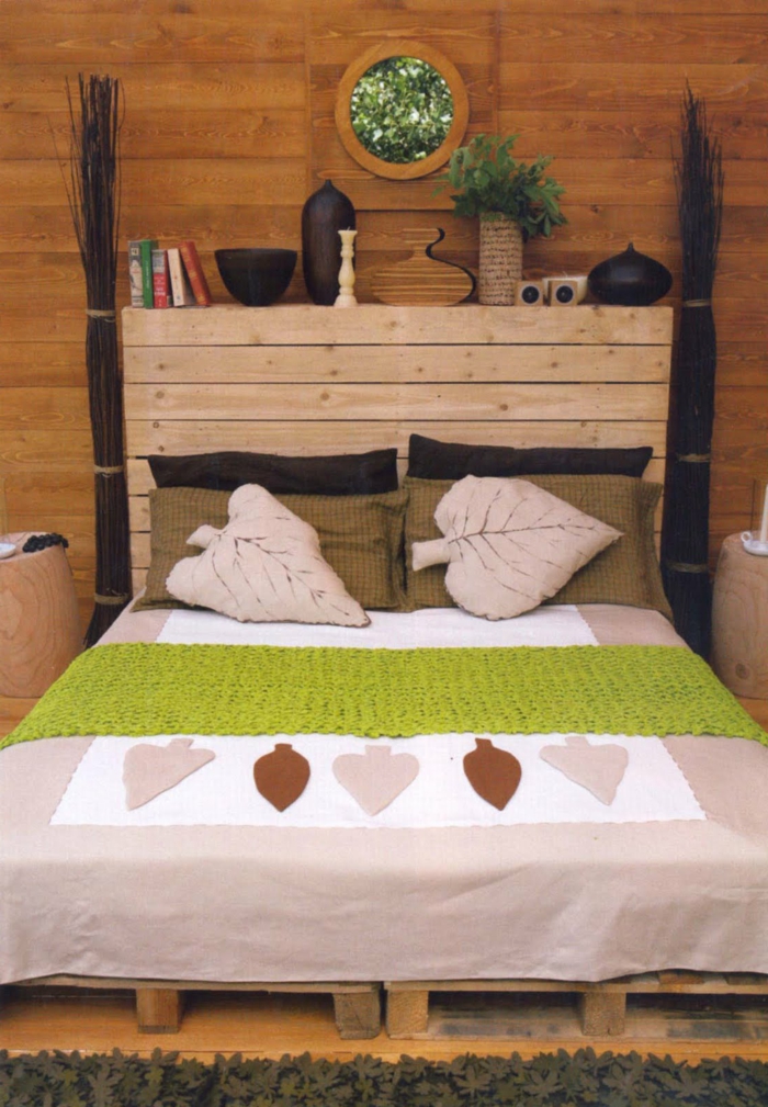 Schlafzimmer-Doppelbett-Paletten-schöne-Bettwäsche-Blätter-Kissen