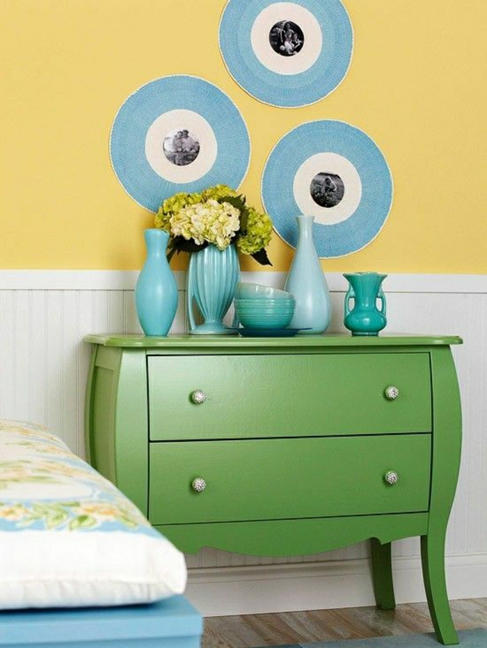 Schlafzimmer-frische-Gestaltung-aqua-Nuancen-grüne-Kommode-gelbe-Wand-blaue-Schallplatten-kreative-Wandgestaltung