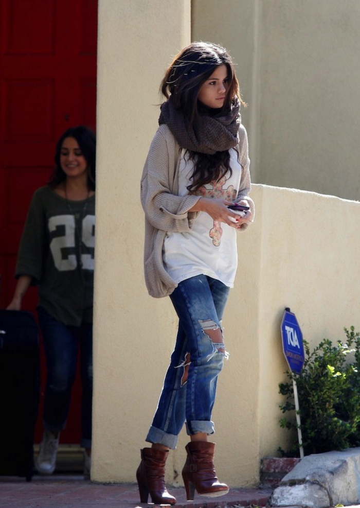 Selena-Gomez-alltäglicher-Look-zerrissene-Jeans-beige-Strickjacke-gestrickter-Schlauchschal