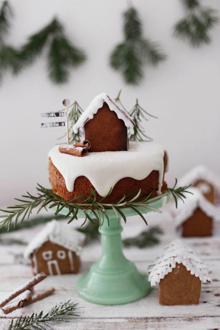 Süßigkeiten-zubereiten-Tortenständer-Kuchen-Stücke-Häuser-bedeckt-mit-Schnee-Tannenzweige-Dekoration