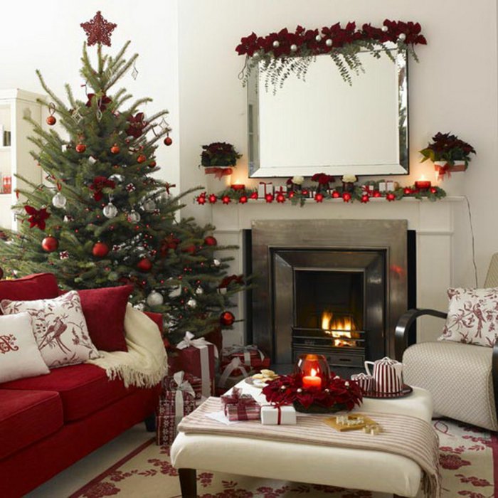 Tannenbaum-Wohnzimmer-Kamin-roter-weihnachtsschmuck-rotes-Sofa