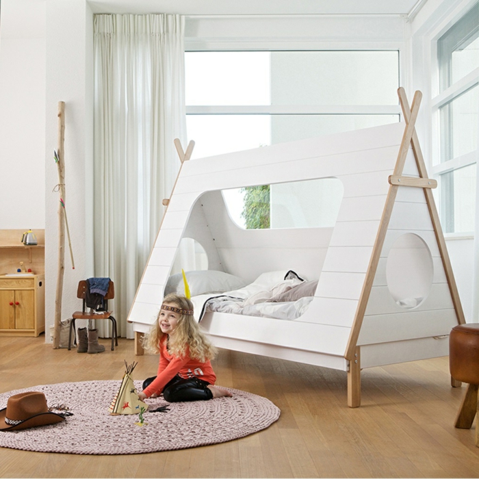 Tipi-Zelt-Bett-im-Kinderzimmer-weiß-hölzernd-originelle-gemütliche-Idee