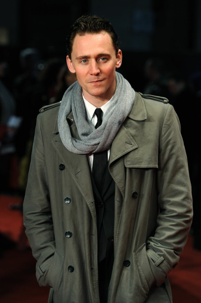 Tom-Hiddleston-grüner-Trench-Coat-grauer-Schlauchschal-Kravatte-stilvoller-Outfit