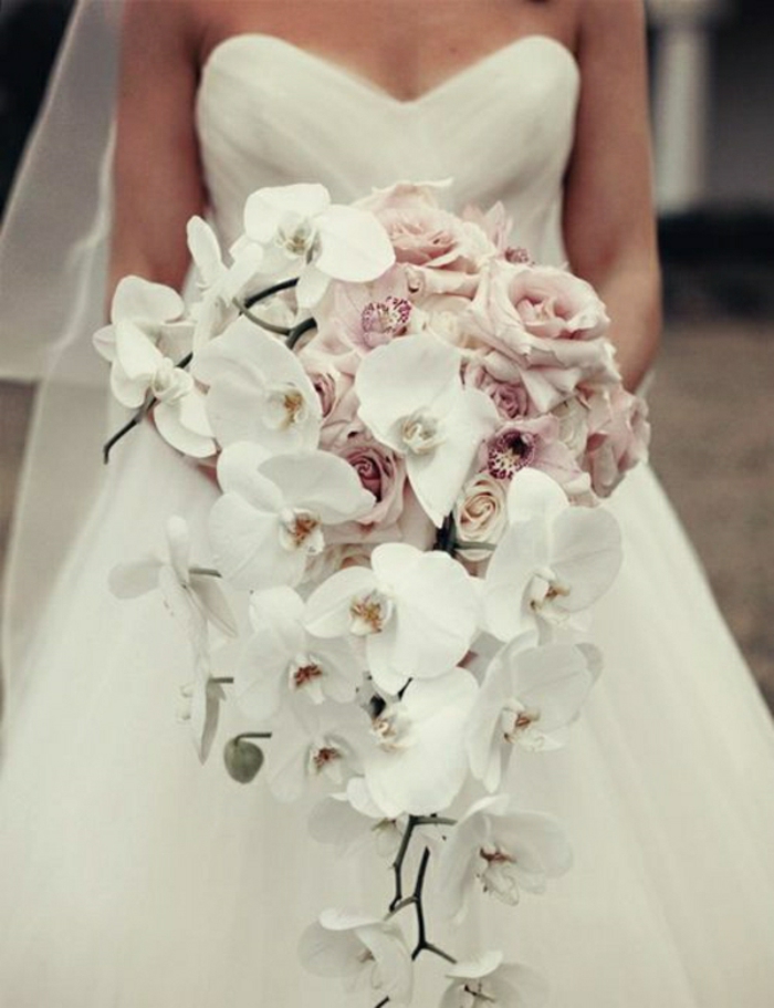 Wasserfall-Brautstrauß-Rosen-Orchideen-weiß-rosa-romantisch-herrlich