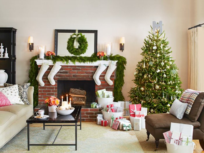 Weihnachtsdeko-geschmückter-Tannenbaum-Geschenke-weiße-Socken-Kamin-Kranz-Kerzen