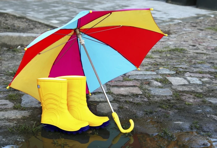 gelbe-Stiefel-bunter-Kinder-Regenschirm-regnerischer-Tag