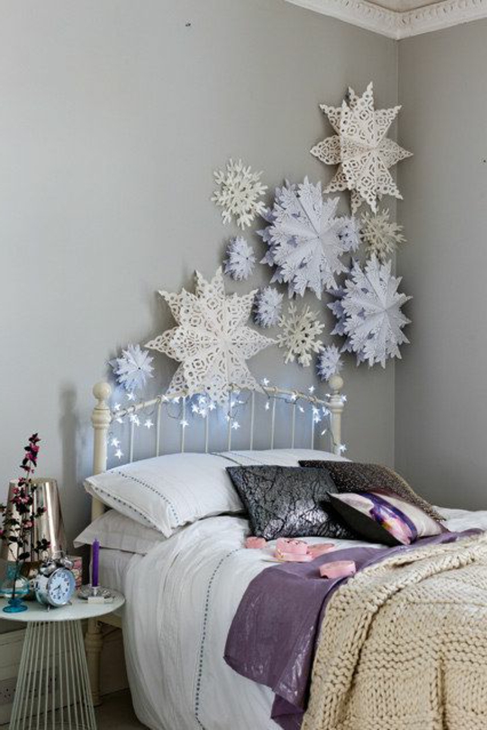 Winterdekoration-Schlafzimmer-Schneeflocken-weiß-blau-Wandgestaltung