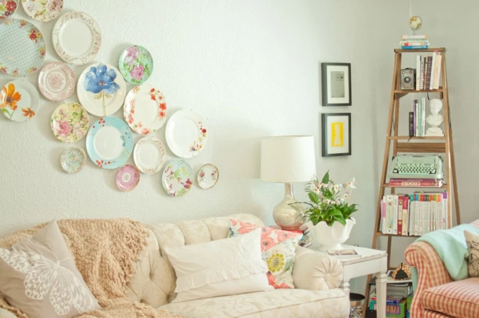 Wohnzimmer-Sofa-Sessel-Leder-Regal-Bücher-originelle-vintage-Wandgestaltung-Porzellan-Teller